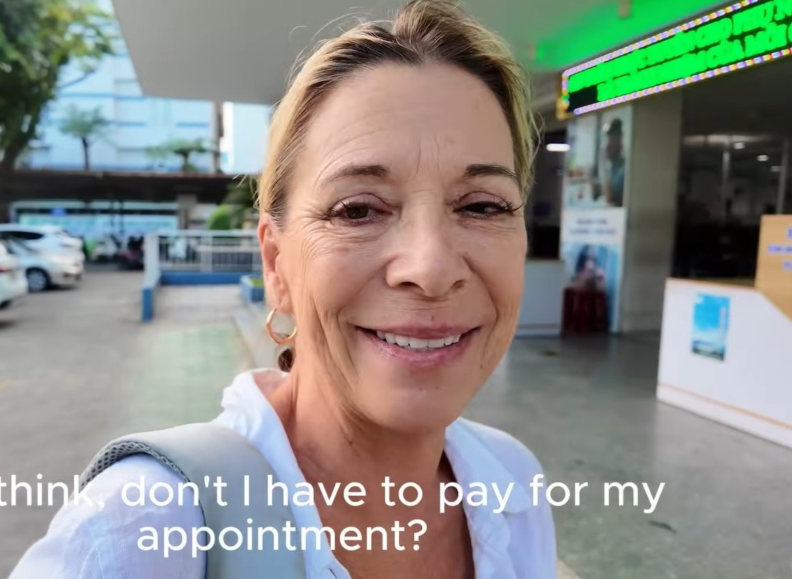 Ly giai ve to hoa don kham 45.000 dong lam nu du khach My soc hinh anh