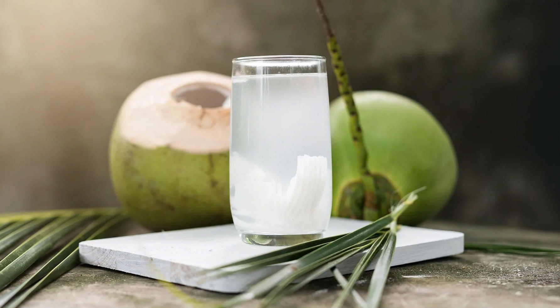 Dieu gi xay ra khi uong nuoc dua lien tuc hinh anh