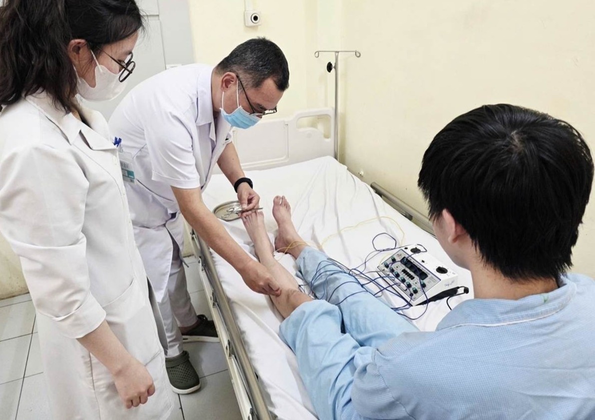 Quen kieu ngoi khoanh chan, chang trai 19 tuoi bat ngo bi liet hinh anh