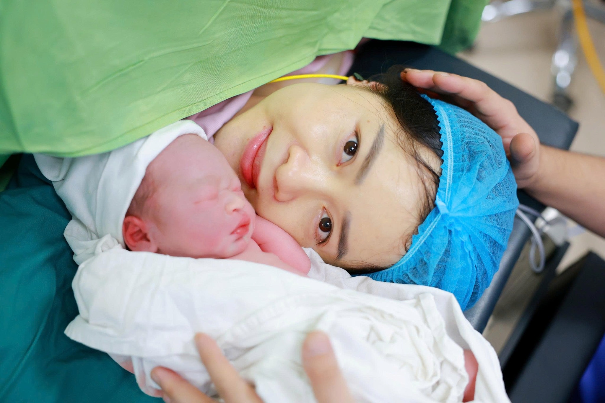 Rat hiem gap, hai tre cung mot me chao doi cach nhau 3 thang hinh anh