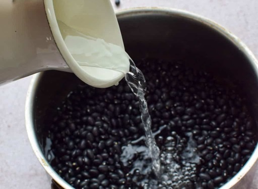 Uong nuoc dau den moi ngay chuc nang than se thay doi ra sao? hinh anh