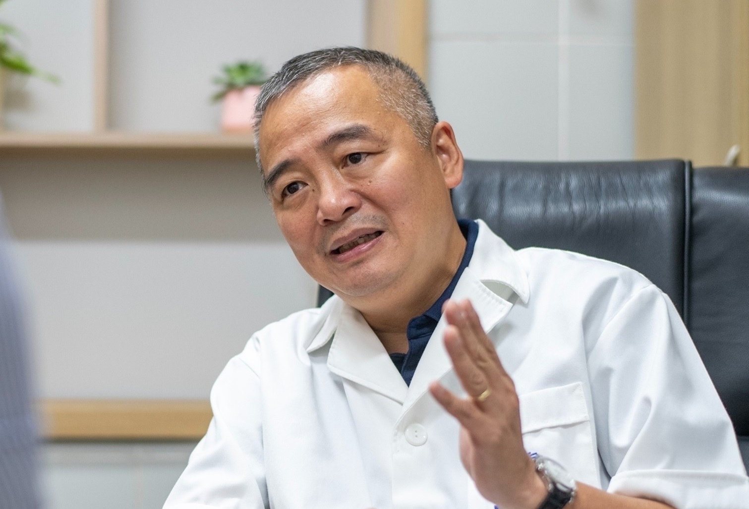 PGS Nguyen Lan Hieu noi ve tinh huong chua he co cua Y te Viet Nam hinh anh