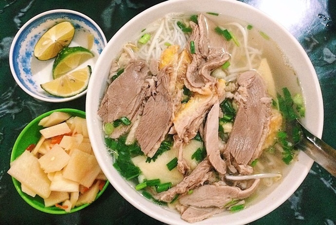 Nguoi dan ong tuc toc nhap vien sau khi an mieng thit ngan hinh anh