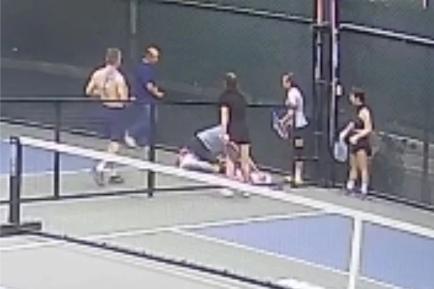 Cuu nguoi dan ong dot ngot ngung tim khi dang choi pickleball hinh anh