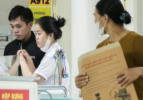 Nguoi dan ong hon me truoc cong vien va la don xin xuat vien som hinh anh