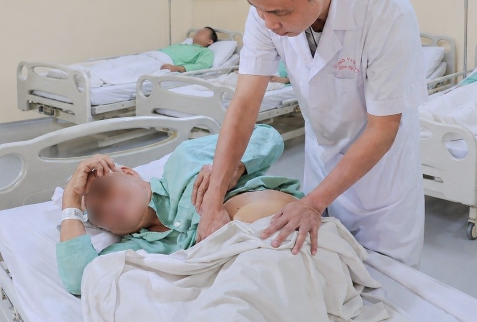Than 'chui' len nguc, bac si mo duong cuu ca kho hiem gap hinh anh