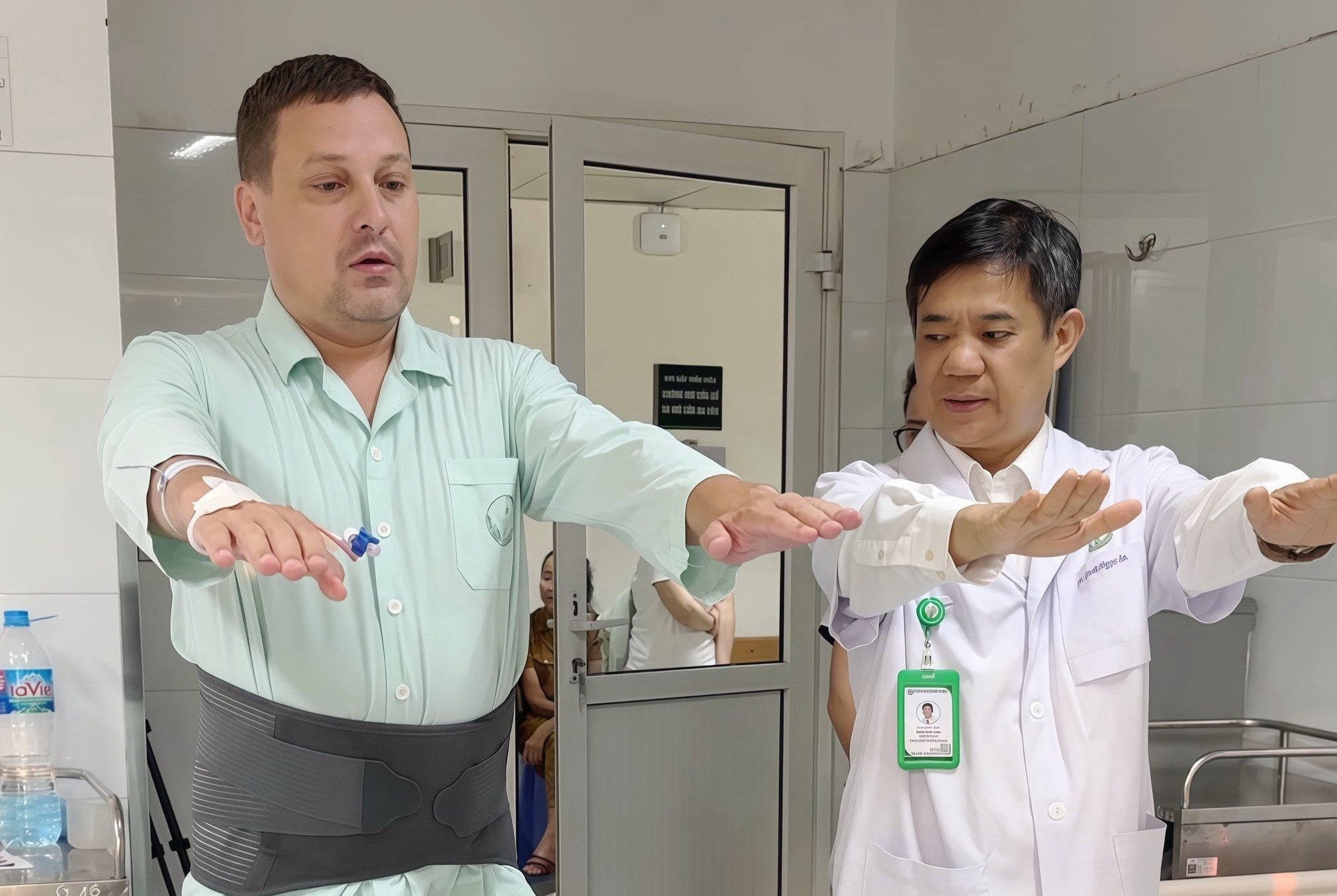 Khach Tay kinh ngac sau ca mo cot song tai Viet Nam hinh anh