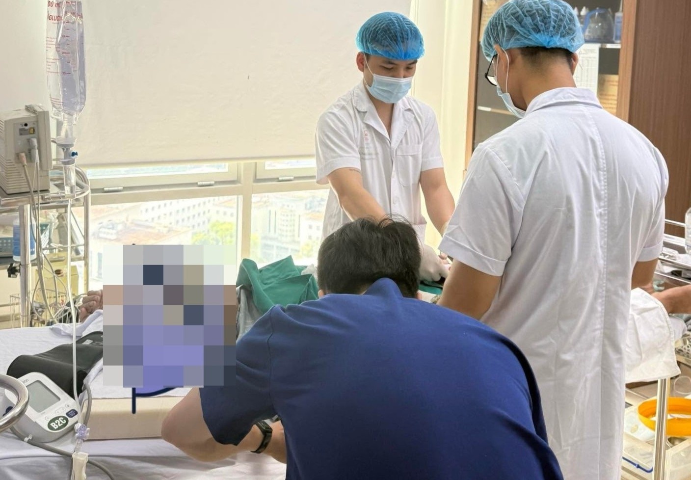 Nga dap vung kin, nguoi dan ong cuong duong suot 7 ngay hinh anh