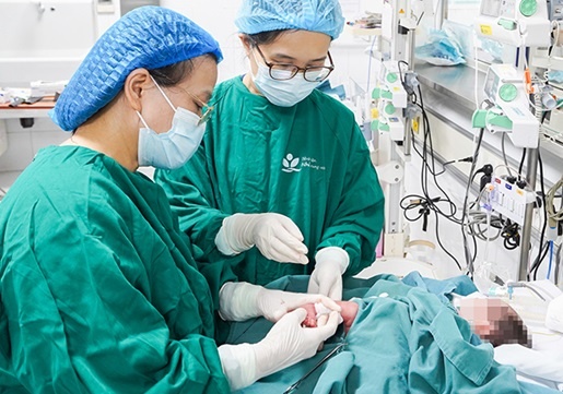 Hang chuc y bac si Viet va 22 nguoi chau Phi doc suc cuu em be hinh anh