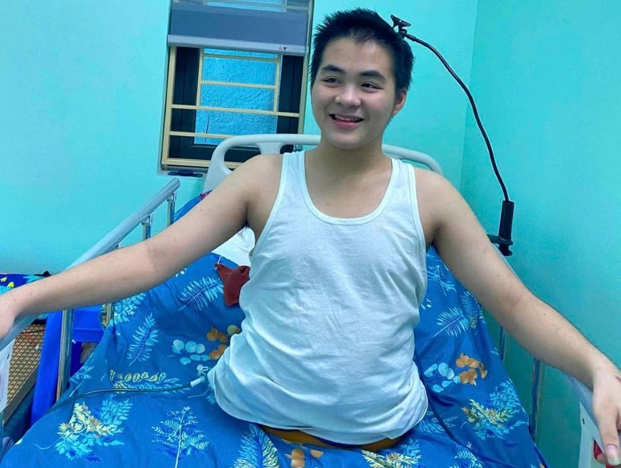 Chang trai 17 tuoi vuot qua ca mo cat nua than duoi hinh anh