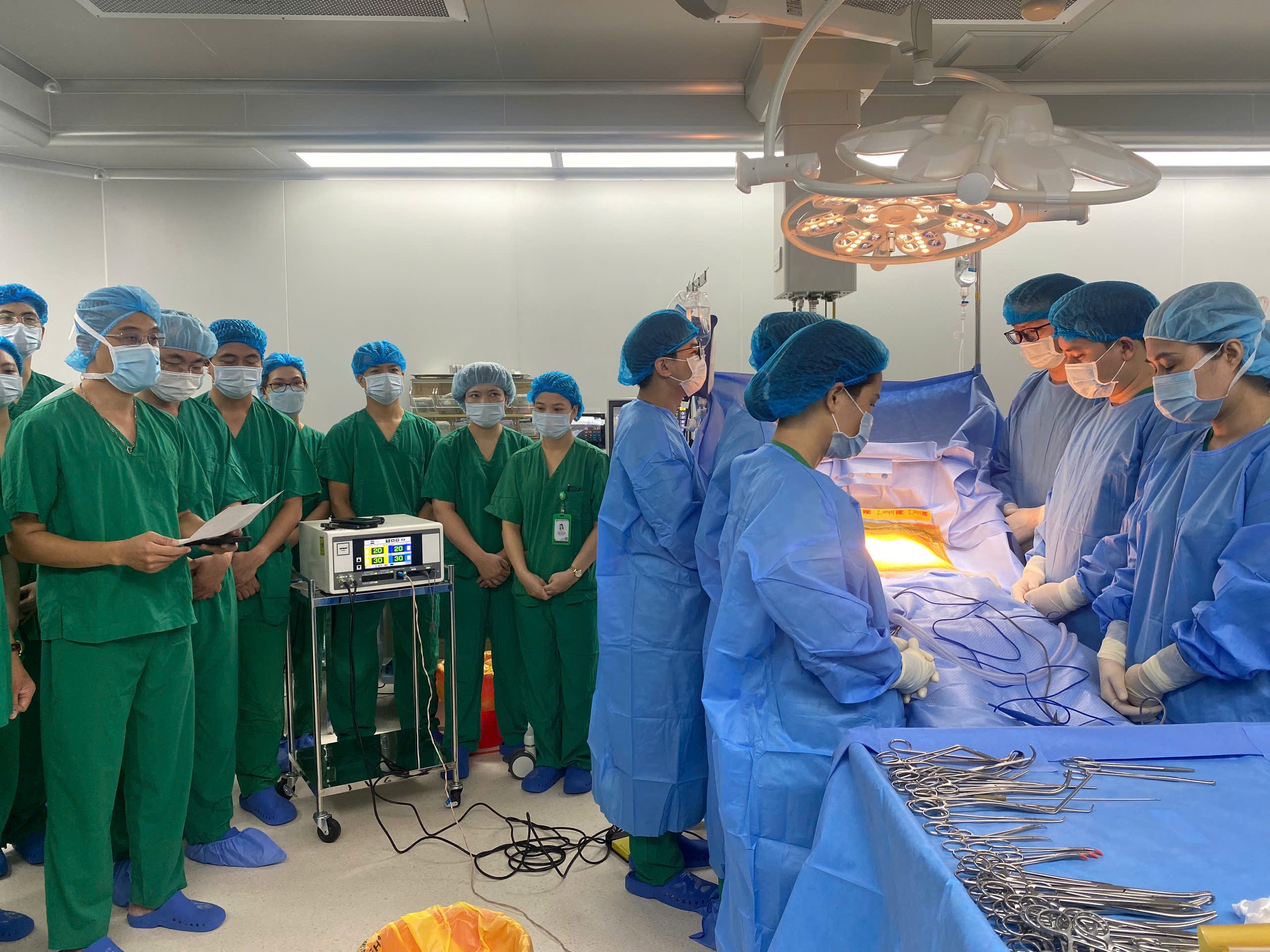 Hàng chục bác sĩ cúi đầu tri ân người đàn ông 49 tuổi ở Hà Nội