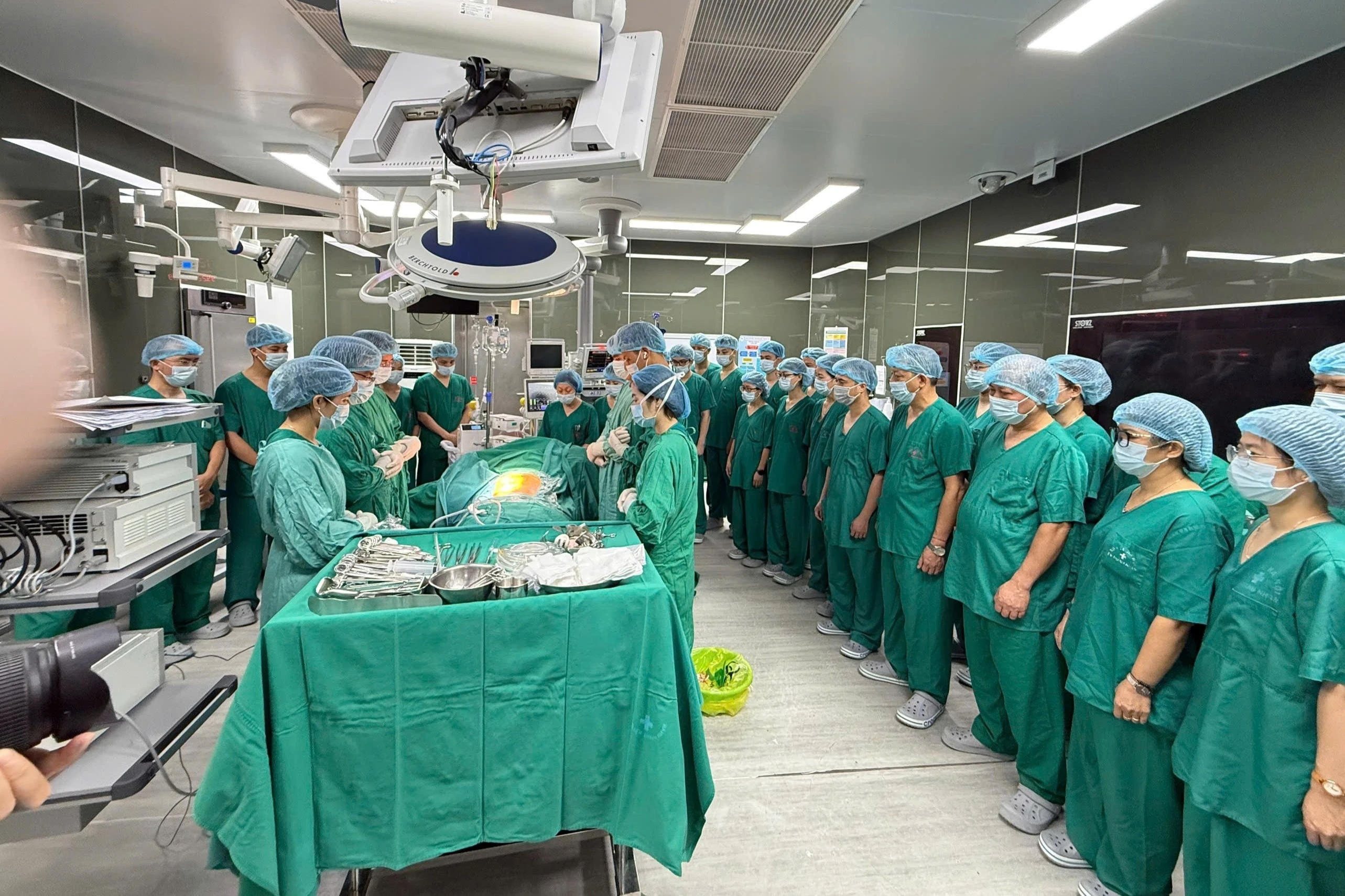Hàng chục y bác sĩ cúi đầu tiễn biệt người đàn ông chết não