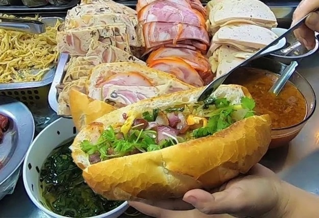 Điều tra khẩn vụ 84 người nghi ngộ độc sau ăn bánh mì