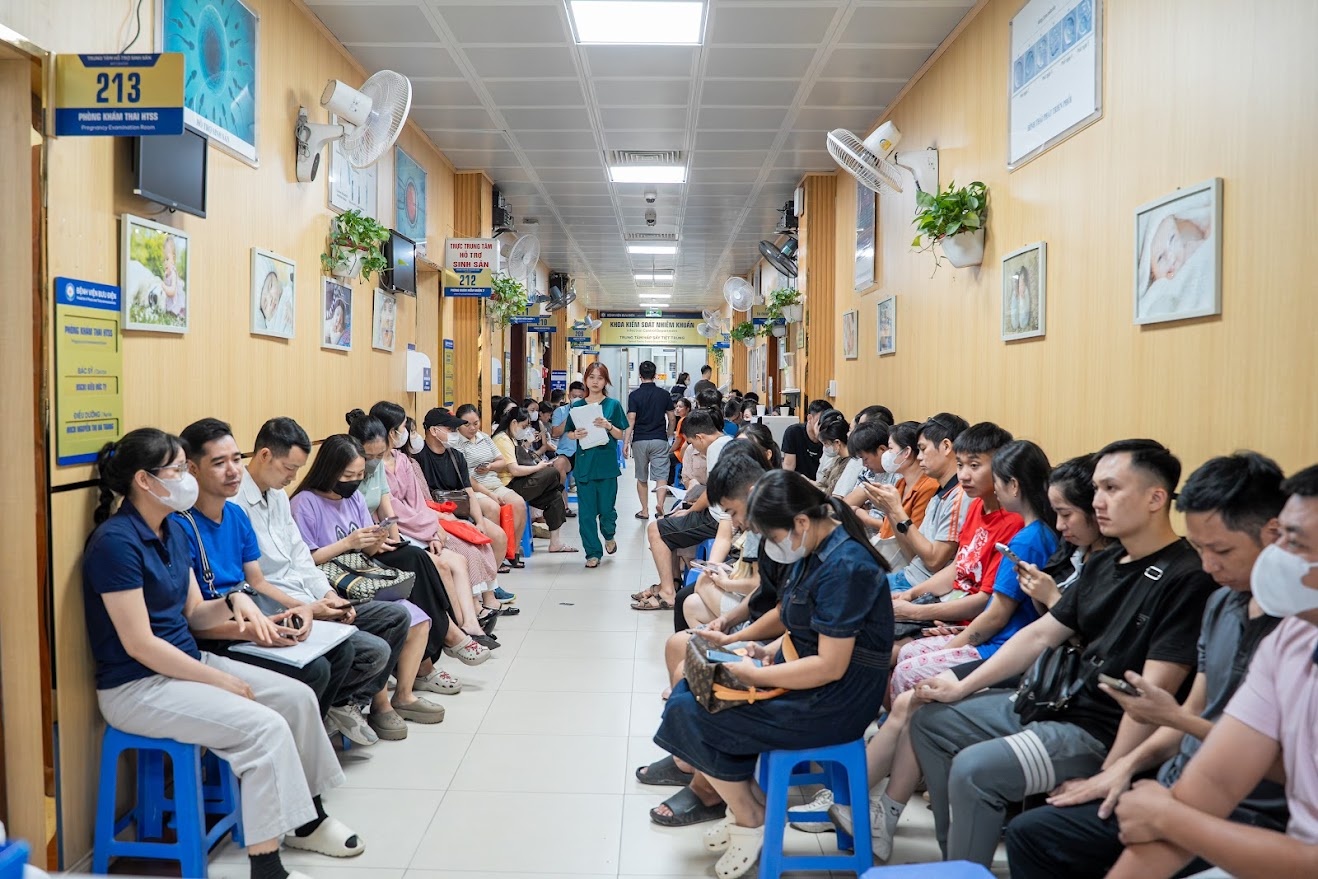 Hành lang khu khám sinh sản đông kín từ sáng sớm