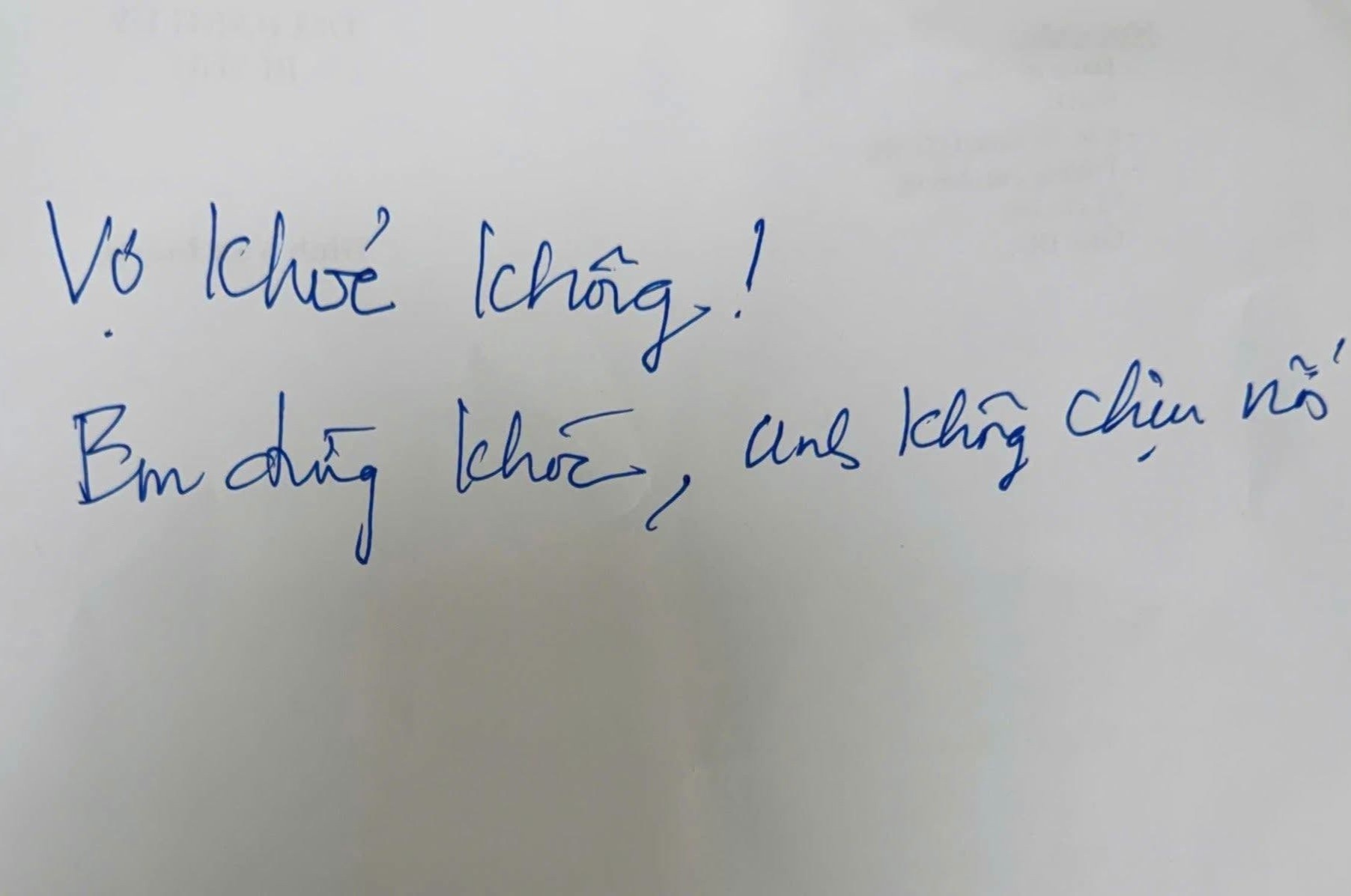 Mảnh giấy người chồng viết sau ca mổ khiến người vợ òa khóc