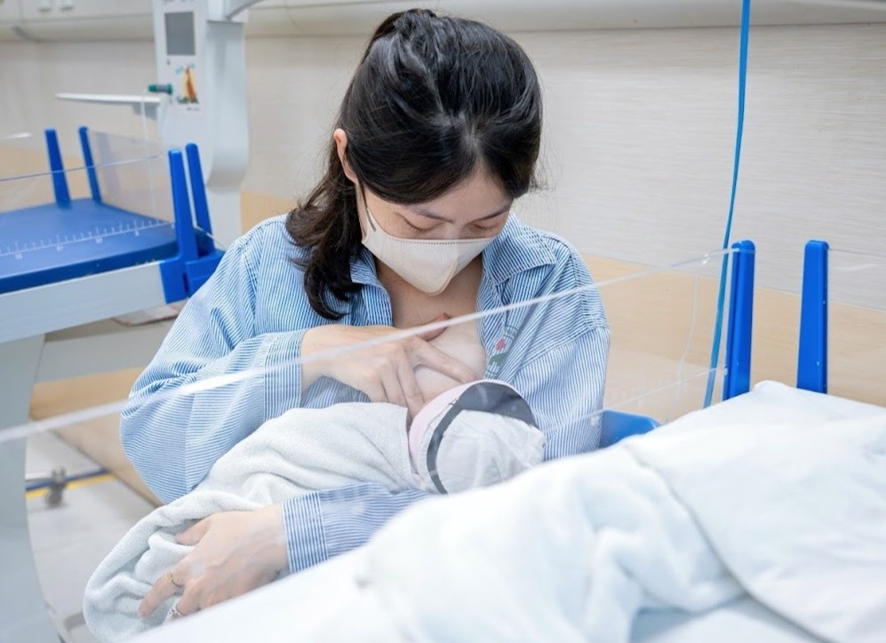 Sinh đủ 2 con trước 35 tuổi được hỗ trợ những gì?