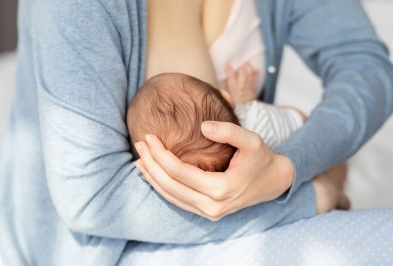 Dấu hiệu nhận biết trẻ bú đủ sữa mẹ