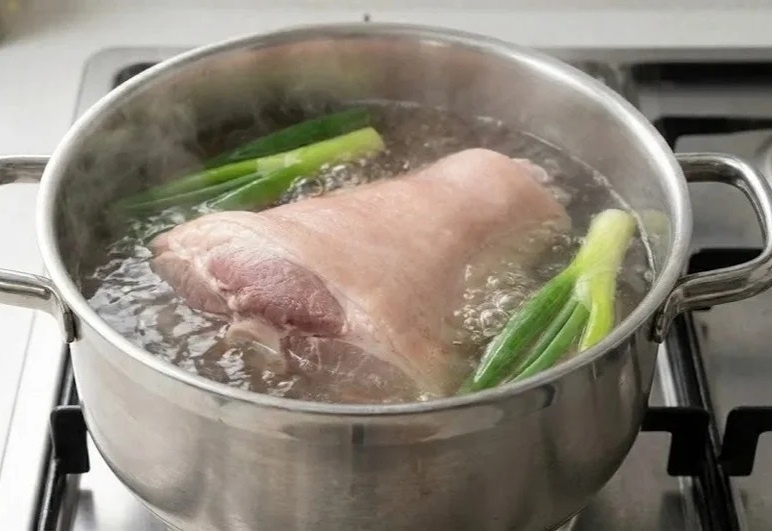 Nước luộc thịt có nên dùng để nấu canh không?