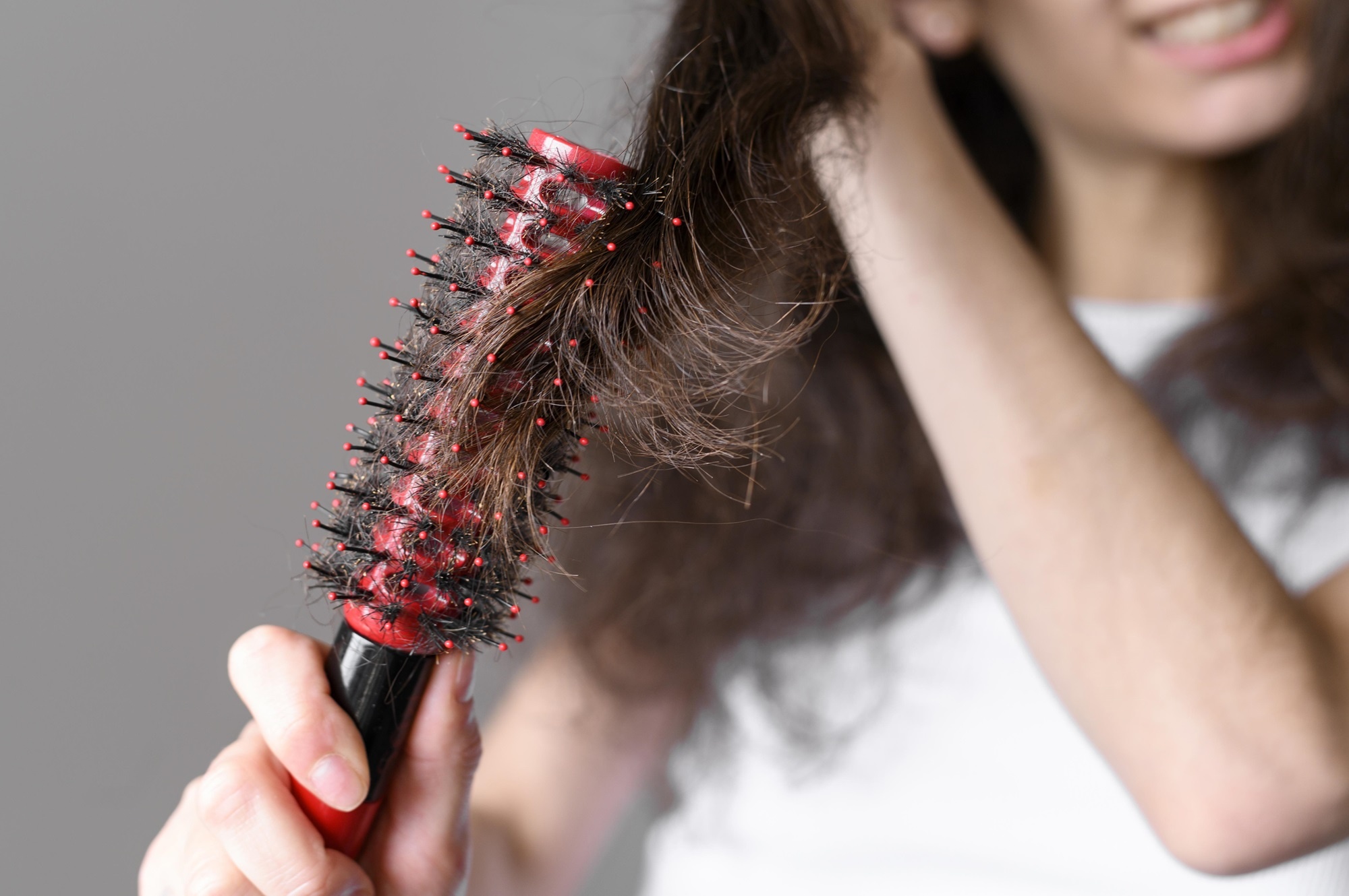 Sau sinh tóc rụng từng nắm, mẹ cần biết điều này