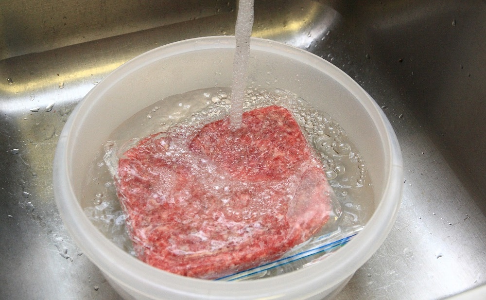 Rã đông thịt kiểu này, vi khuẩn có thể tăng chóng mặt