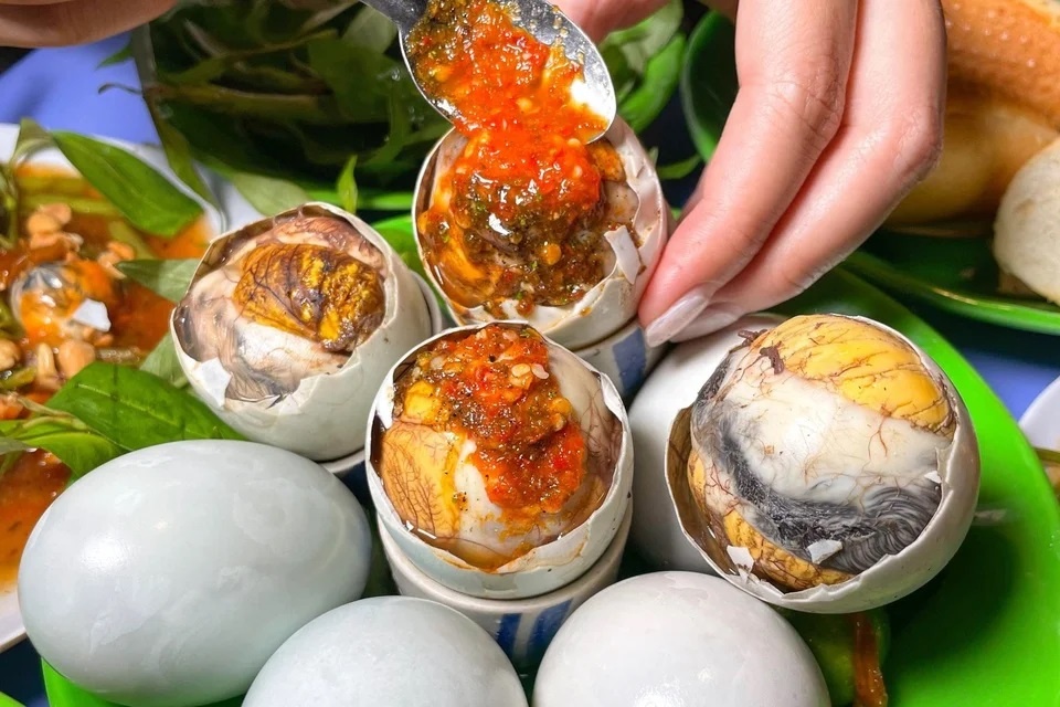 Trứng thường hay trứng lộn bổ hơn?
