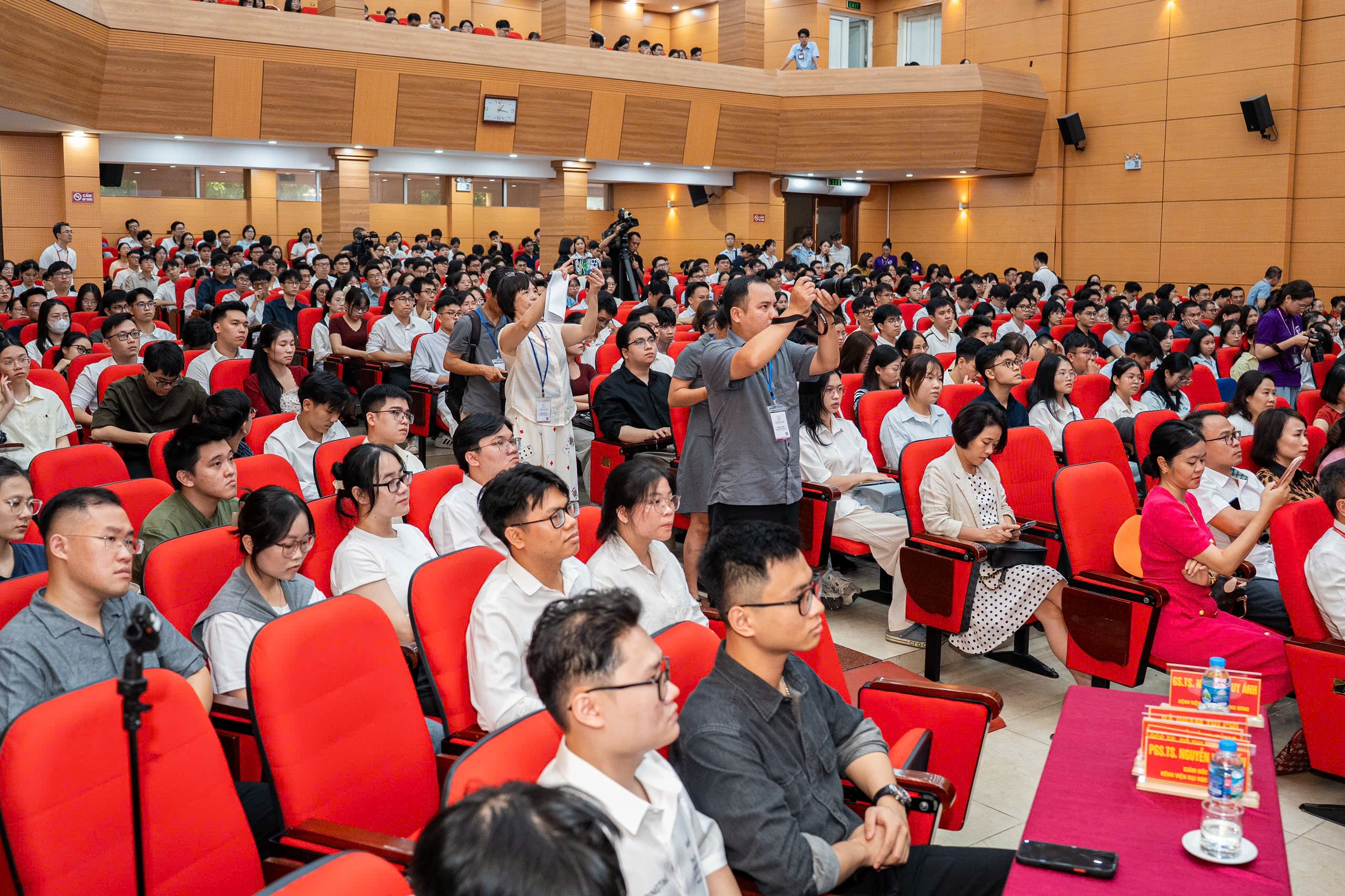 b&aacute;c sĩ nội tr&uacute; ảnh 1