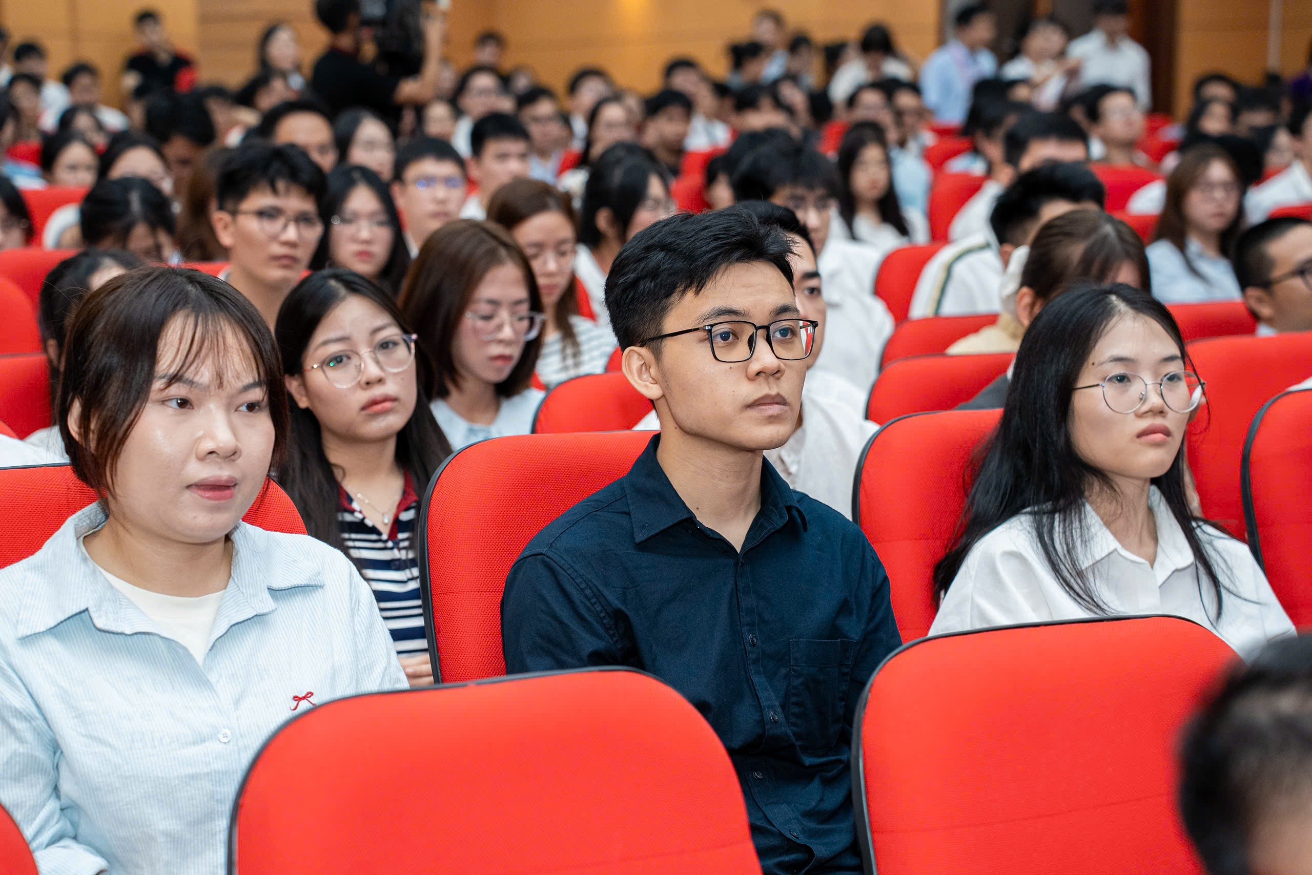 b&aacute;c sĩ nội tr&uacute; ảnh 2