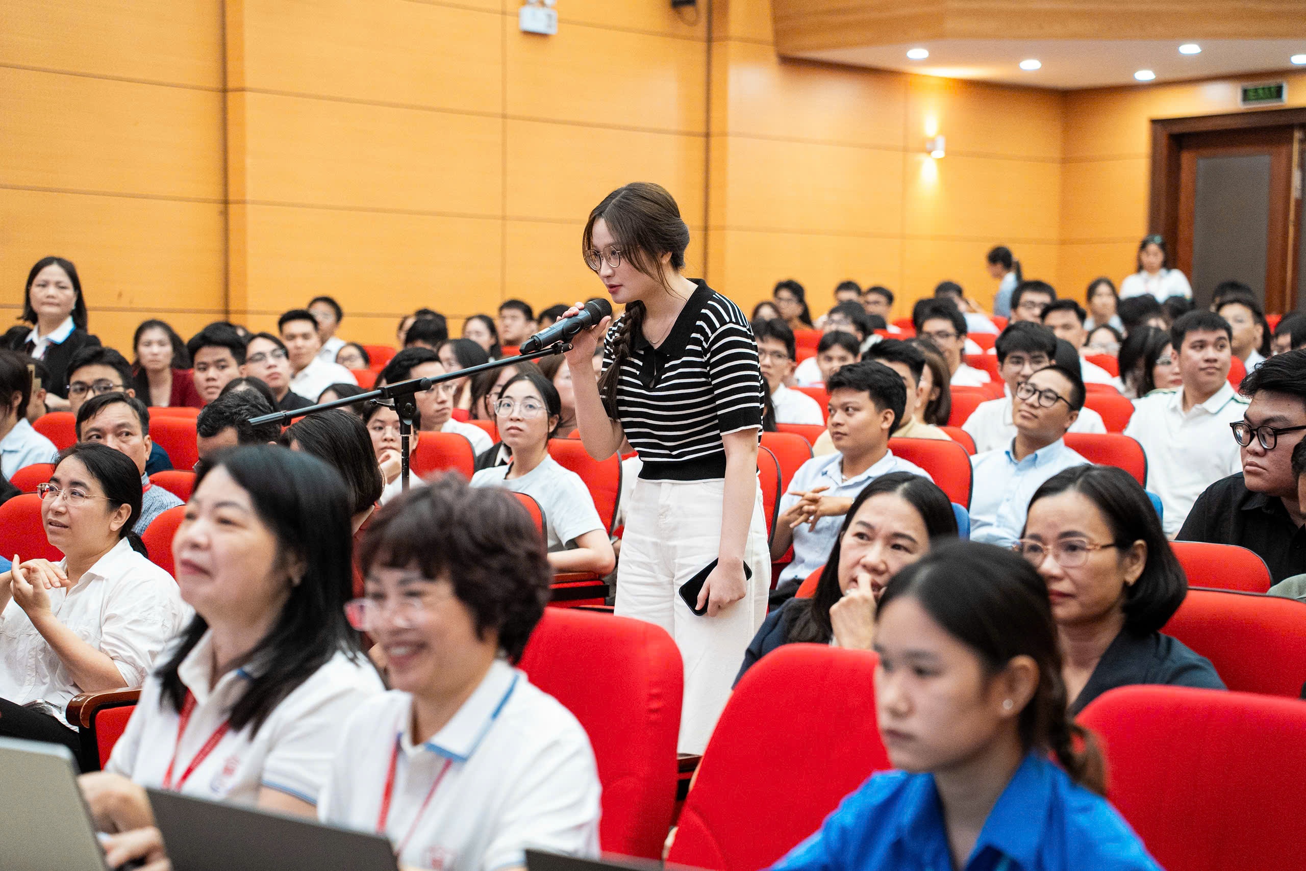 B&aacute;c sĩ nội tr&uacute; ảnh 1