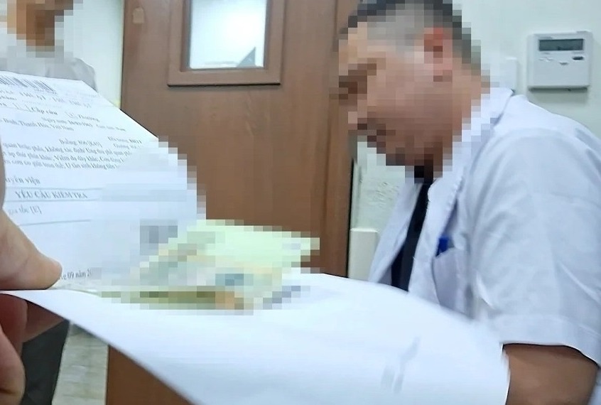 Bộ Y tế yêu cầu BV E xác minh tin 'muốn nhanh phải kẹp tiền vào sổ'