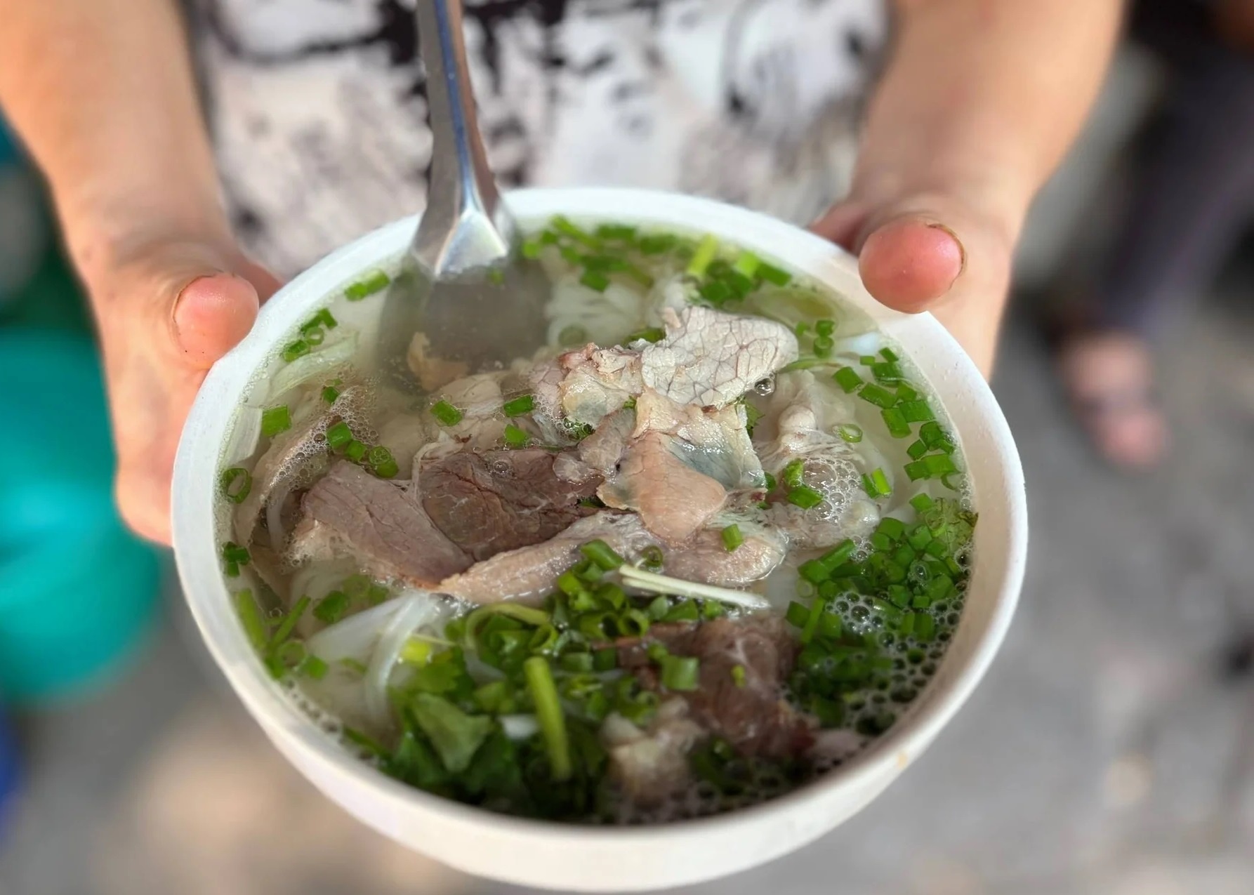 Thói quen khi ăn phở vô tình nạp đầy muối, tăng cân vèo vèo