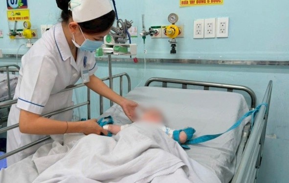 Bệnh tay chân miệng ở TP.HCM tăng mạnh, nhiều ca chuyển nặng