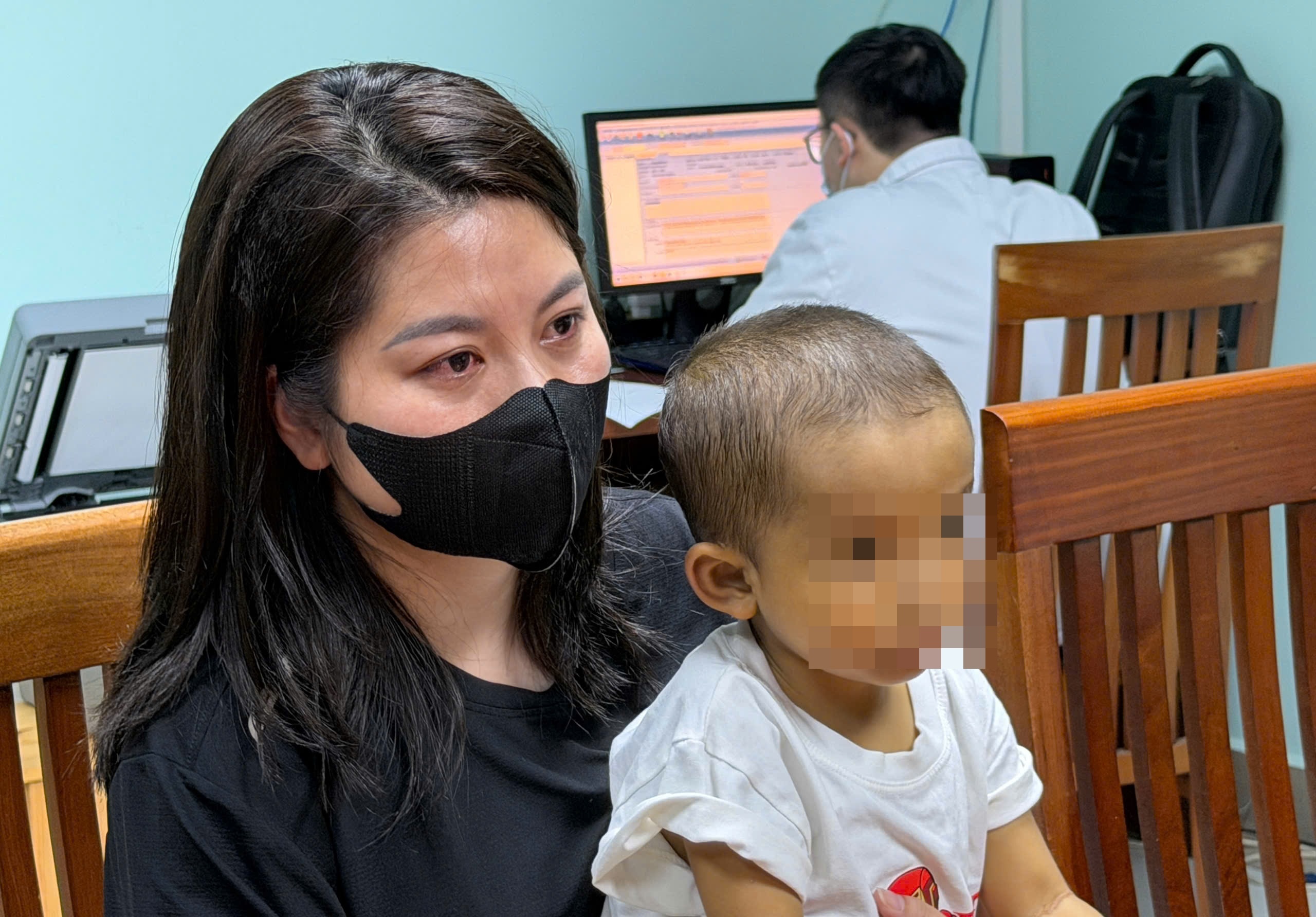 Đứa trẻ bị xa lánh vì làn da vàng như nghệ