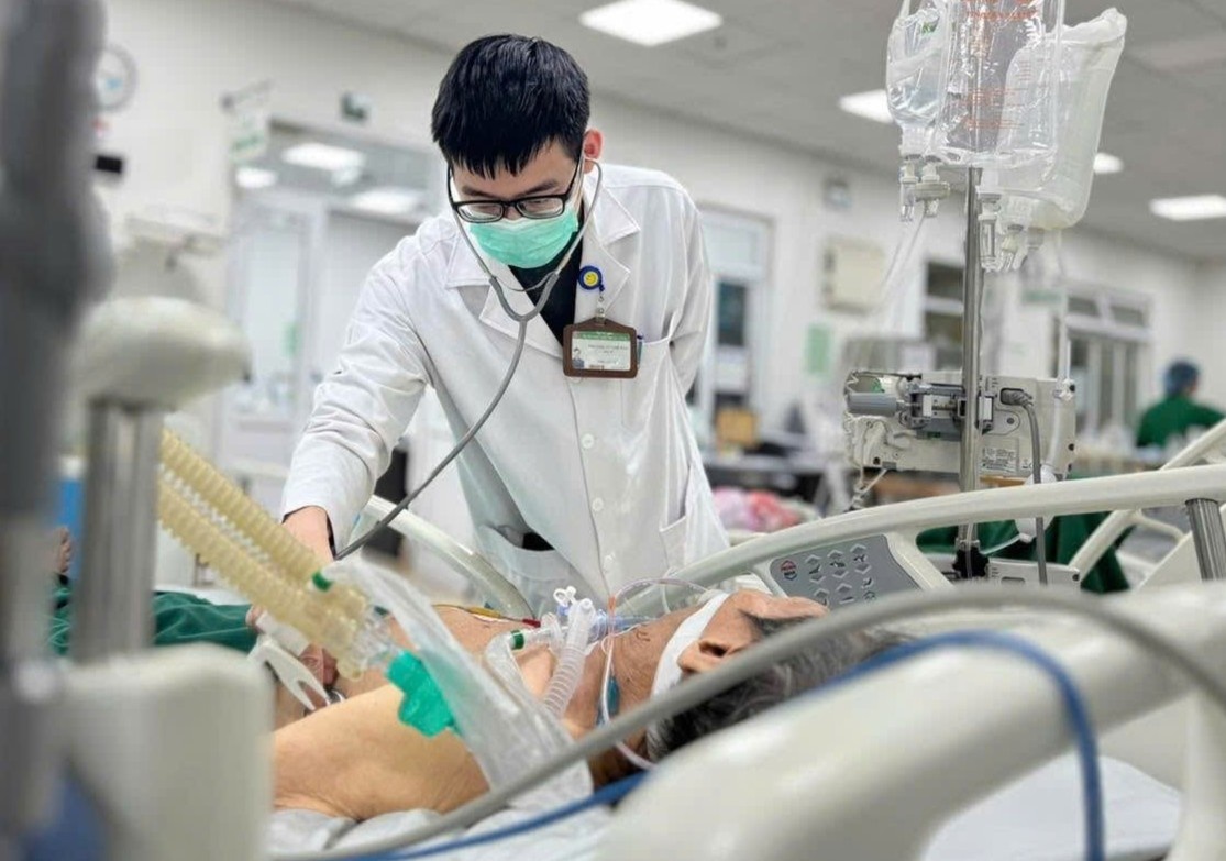 Bệnh nhân suy hô hấp phải đặt ống thở sau vài ngày sốt nhẹ