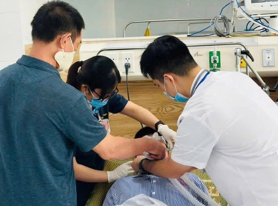 Vụ hơn 40 người ngộ độc khí: Hai bệnh nhân tổn thương nghiêm trọng