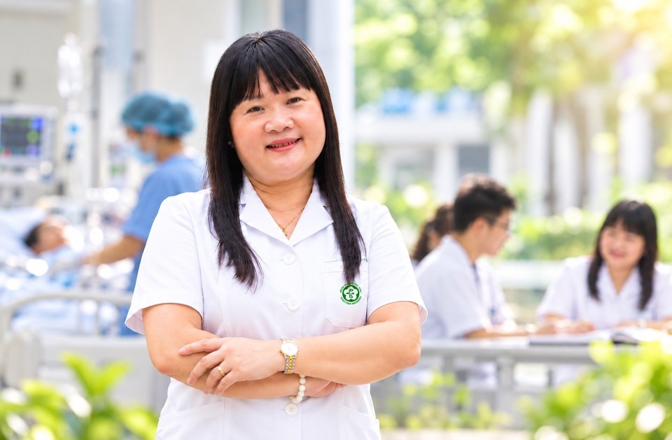 Bệnh nhân HIV khóc nấc ngày ra viện khiến nữ bác sĩ thấm thía