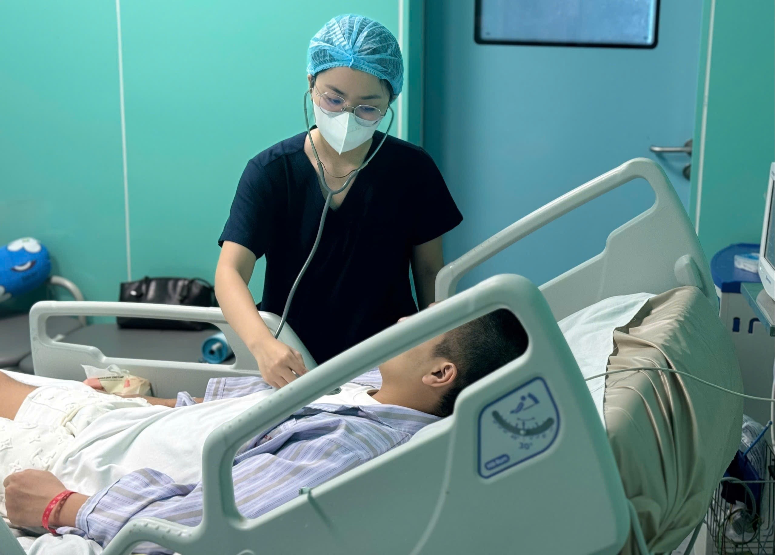 Cơn sốt khiến chàng trai 23 tuổi phải chạy ECMO 13 ngày