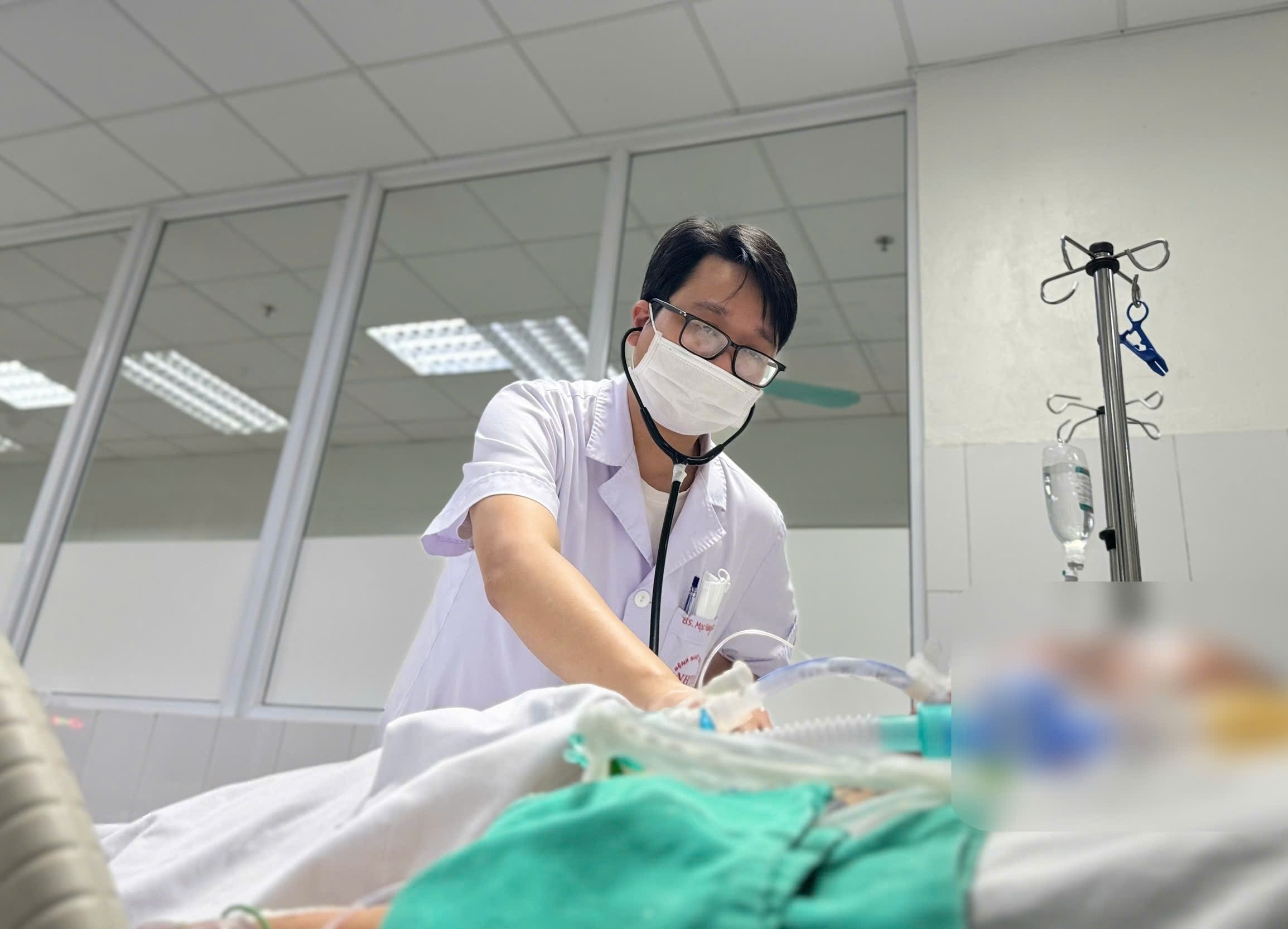 Sau khi truyền dịch, người phụ nữ nhiễm khuẩn huyết, suy đa tạng