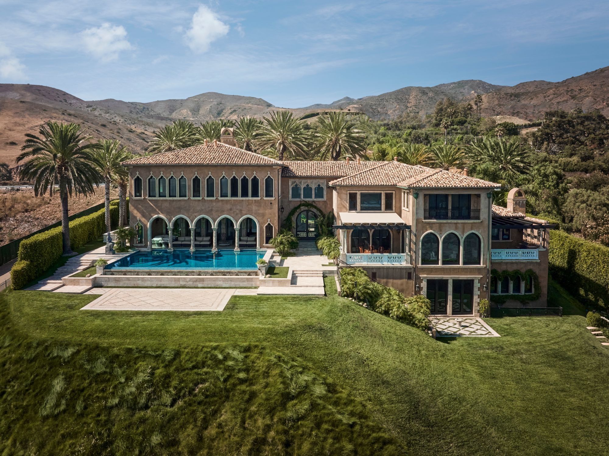 Ben trong dinh thu dang duoc rao ban gia 85 trieu USD o Malibu hinh anh