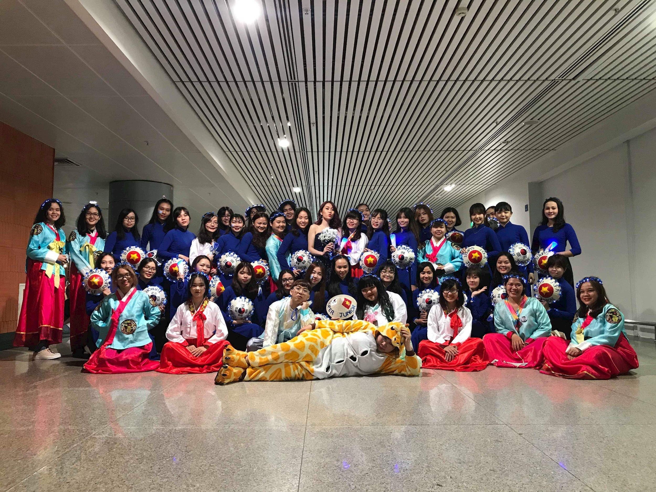 Fan mặc váy cưới đón Super Junior ảnh 2 Fan mac vay cuoi don Super Junior anh 2