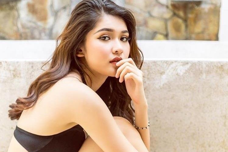 Dan hoa khoi DH Ngoai Thuong TP.HCM: Toan A hau, nguoi dep, nguoi mau hinh anh