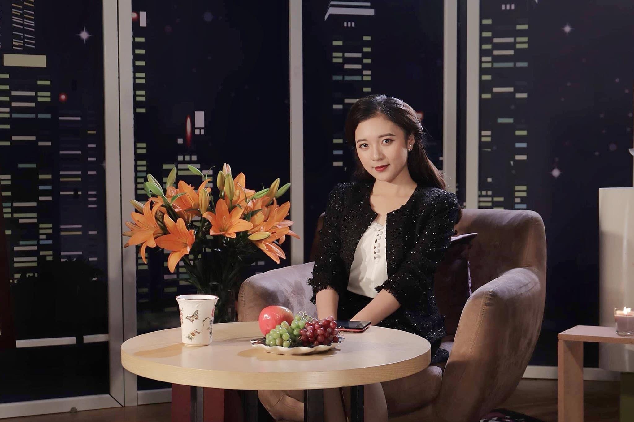 Phuong Thao tro tai danh dan va hat ca khuc 'Yeu roi' hinh anh