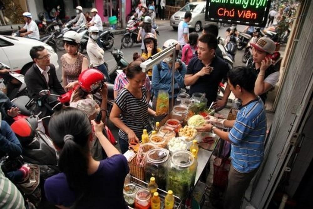 Gioi tre Sai Gon 'rong ran' mua banh trang tron o pho an vat noi tieng hinh anh
