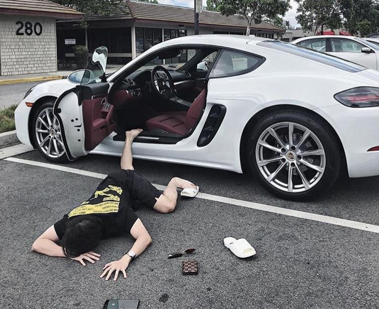 Cam Tu cung ban trai tau xe sang hinh anh