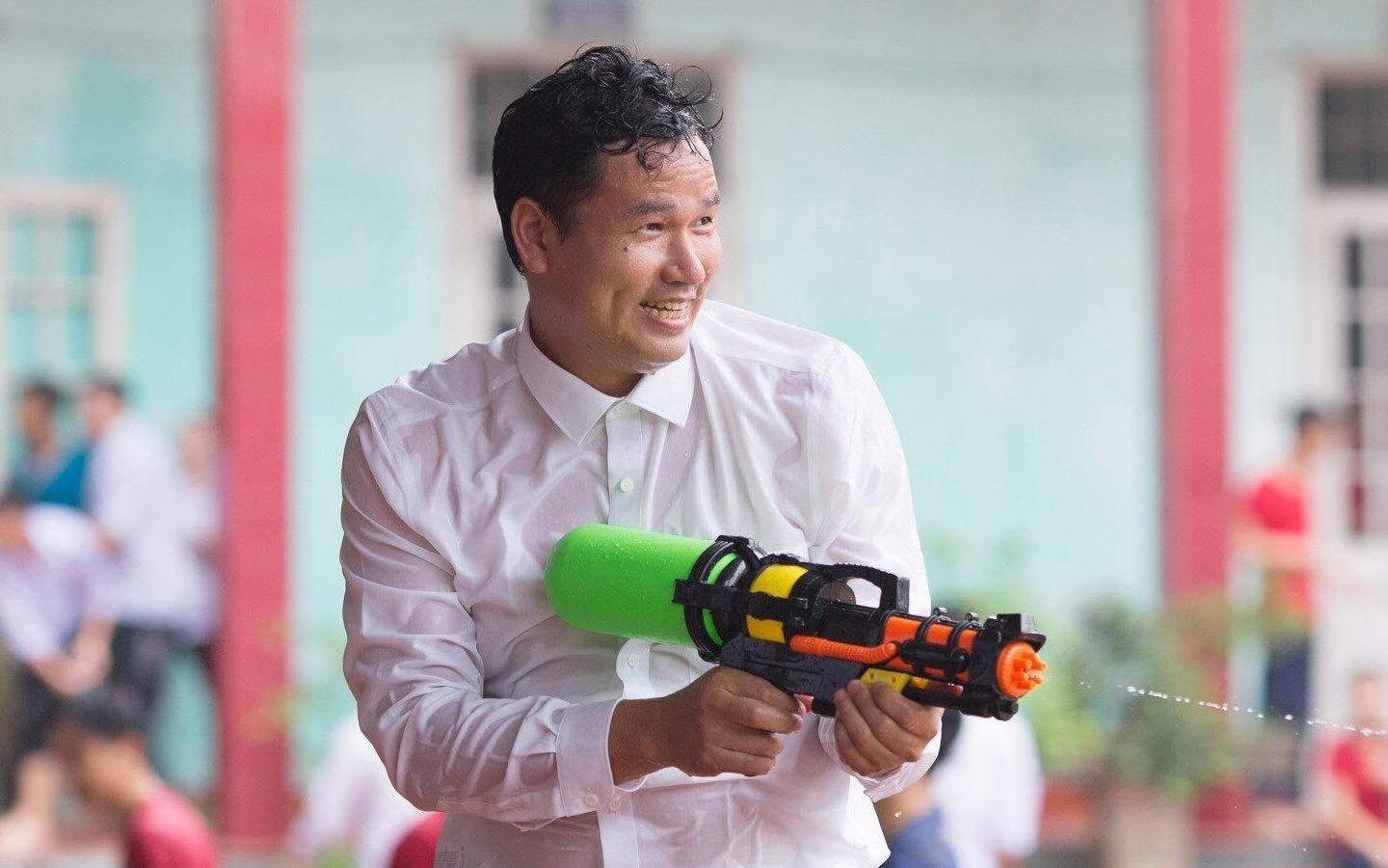 Thay hieu pho cung hoc tro choi nem bong nuoc trong ngay be giang hinh anh