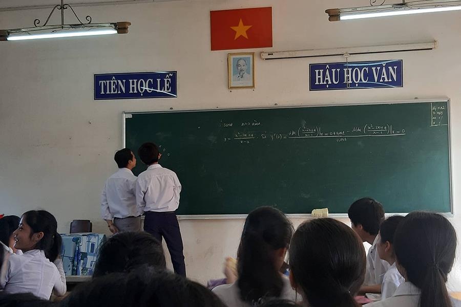 Thay giao va hoc tro choi co caro ngay tren bang hinh anh