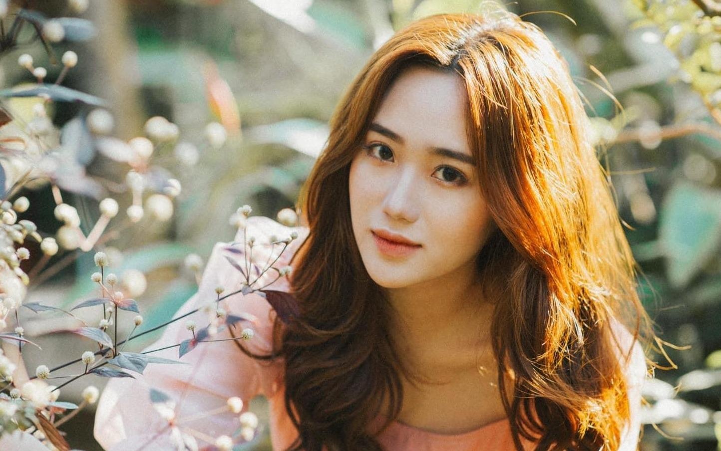 Dan hot girl Da Nang toan a khoi, mau anh noi tieng hinh anh