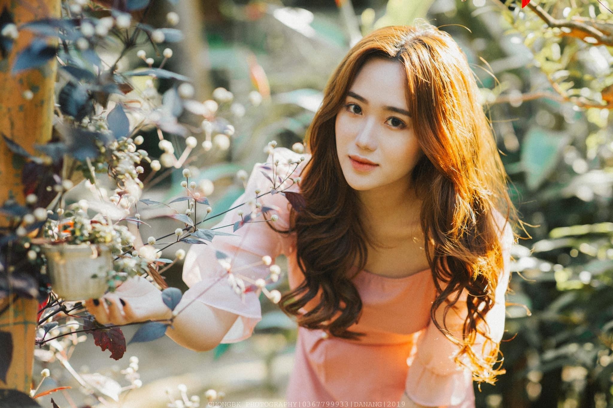 Doan video ghi lai nhung buc anh the xinh xan cua Hong Van hinh anh