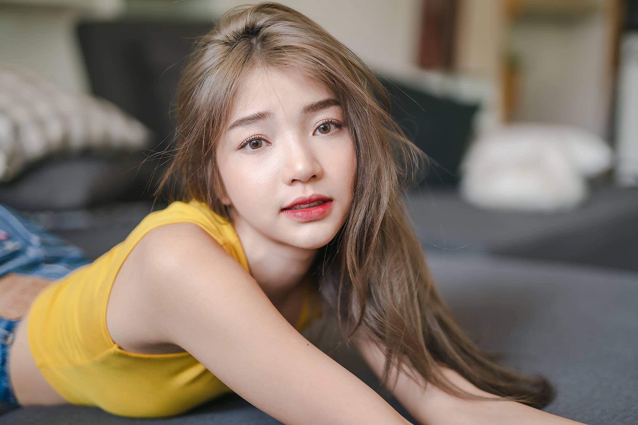 Hot girl dong phuc Thai Lan nhi nhanh, de thuong hinh anh