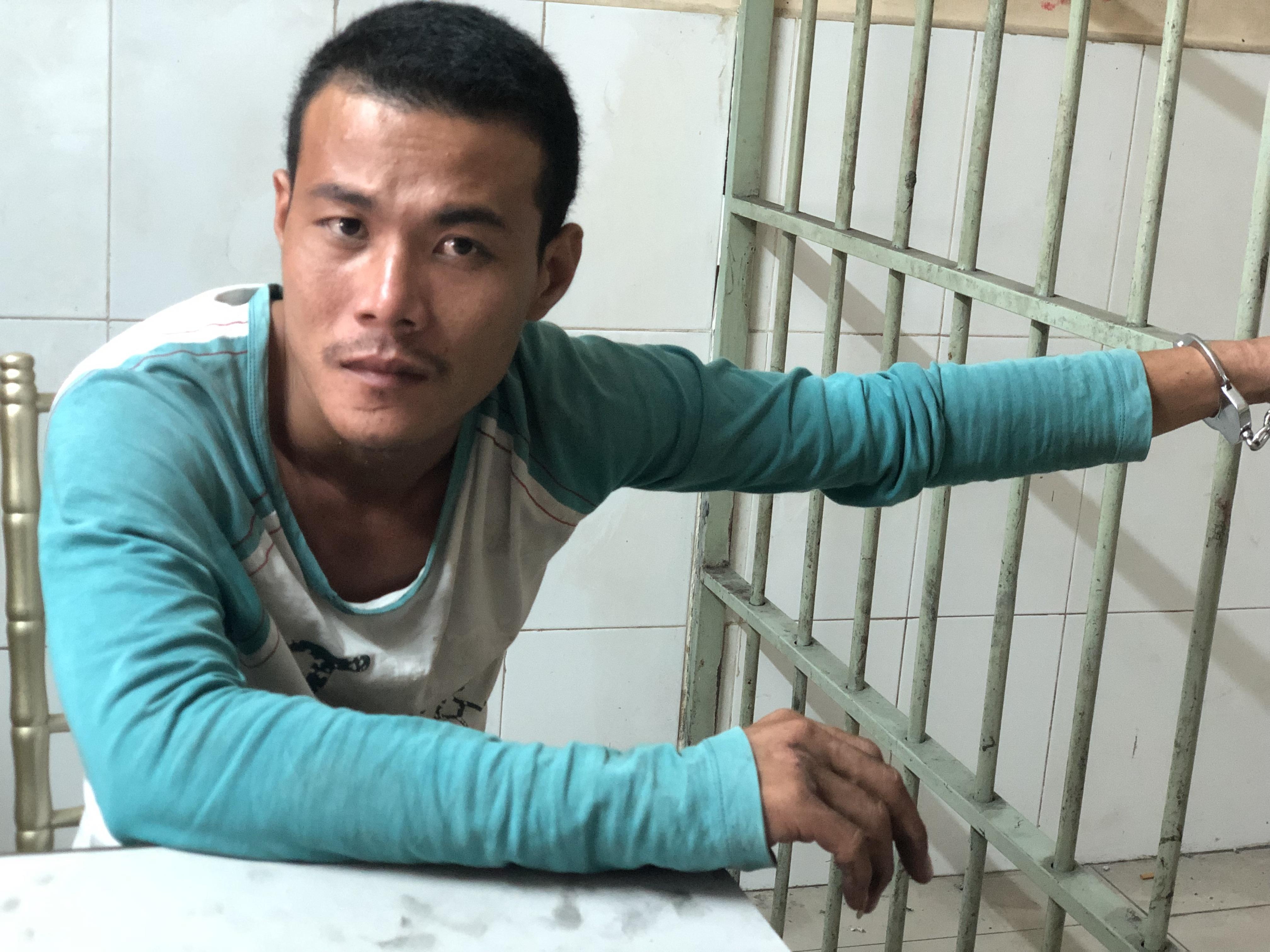 Trinh sat dap nga ten cuop chuyen giat tui xach o Sai Gon hinh anh