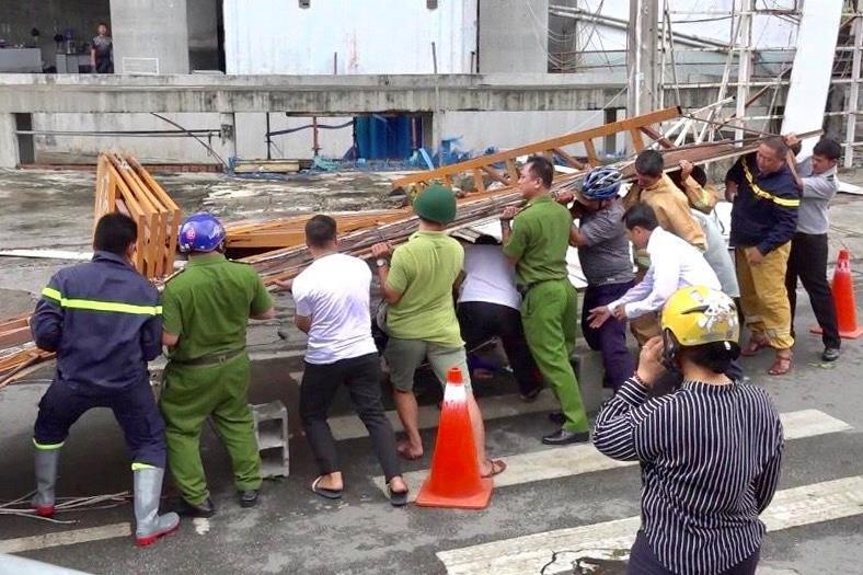 cây xanh ngã đổ, cổng công trình sập sau mưa ảnh 1 cay xanh nga do, cong cong trinh sap sau mua anh 1